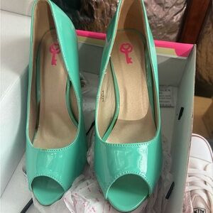 7.5 teal shoes worn for a few hours at a wedding